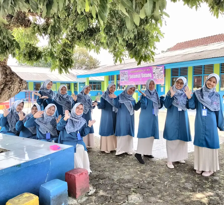 Guru-guru RA Harapan Nita di halaman sekolah