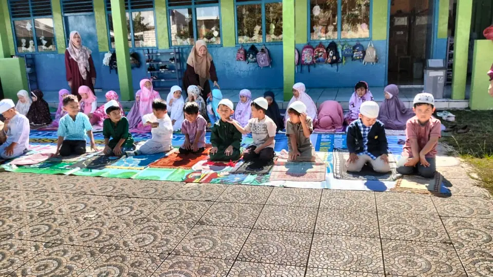 Praktik sholat berjamaah