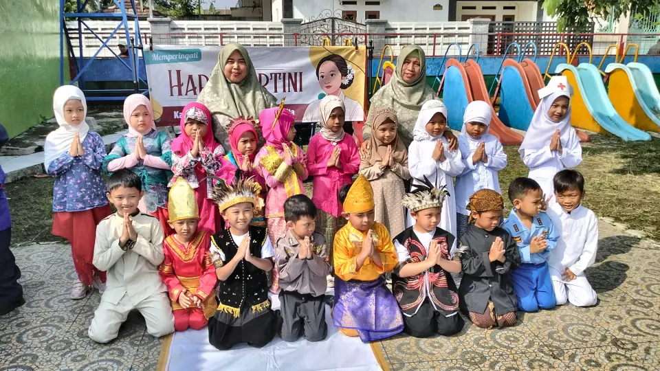 Foto bersama Hari Kartini