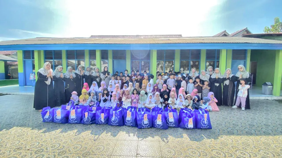 Pembagian bingkisan