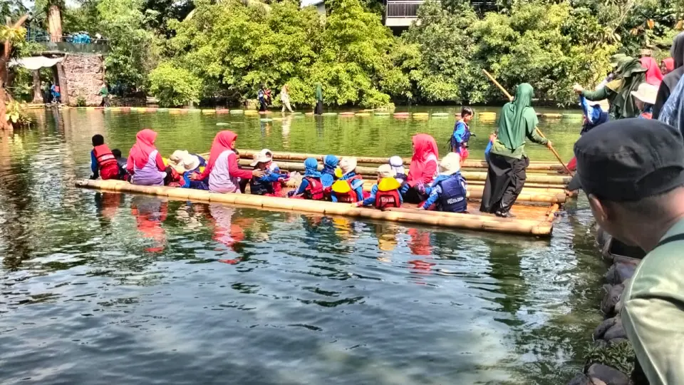 Wisata alam naik getek