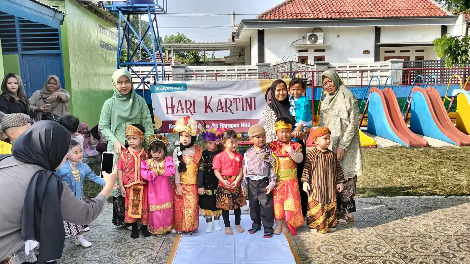 Berpakaian adat Nusantara