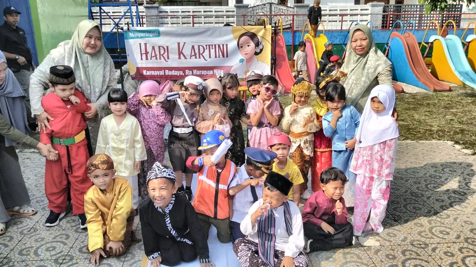 Anak-anak berbusana adat